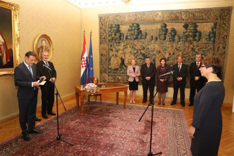 Svečana prisega potpredsjednice Državnog izbornog povjerenstva Republike Hrvatske Jasenke Žabčić pred predsjednikom Hrvatskoga sabora Gordanom Jandrokovićem