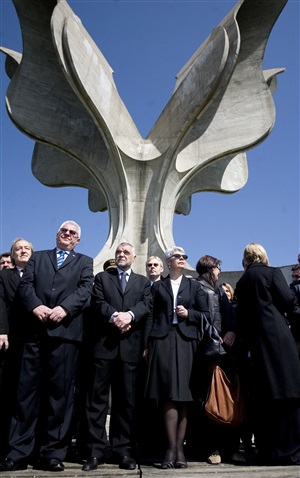 Predsjednik Sabora Luka Bebić na komemoraciji žrtvama ustaškog logora u Jasenovcu - Jasenovac, 20. travnja 2008. (Foto: Hina)